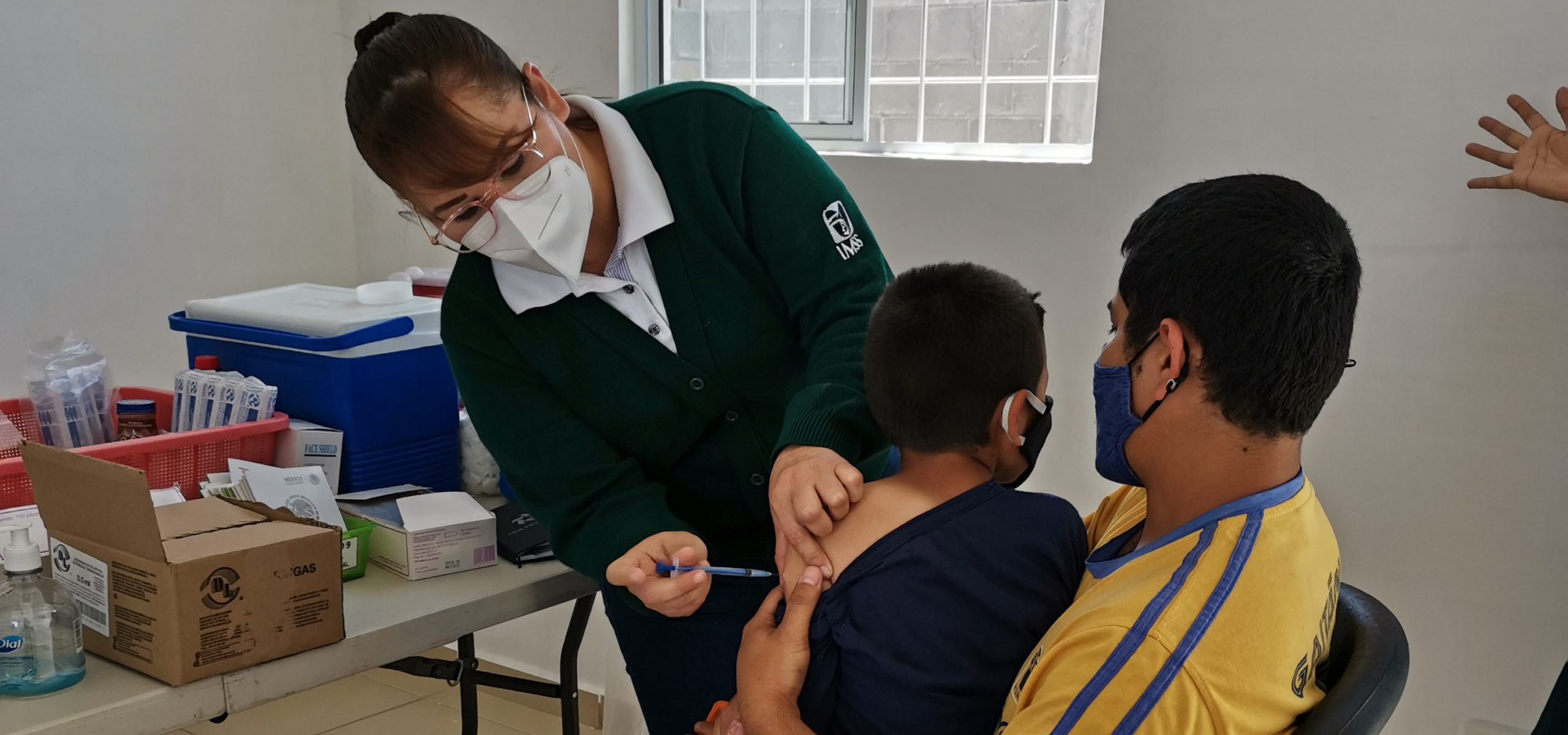 Participan en campaña de vacunación en Joya de Castilla